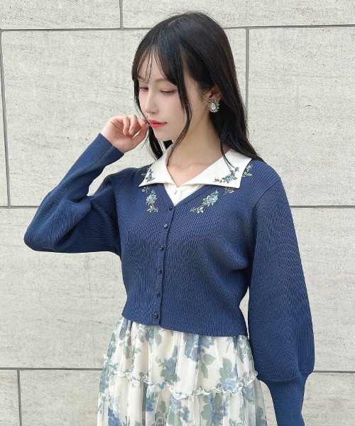 an another angelus(アンアナザーアンジェラス)の「ローズ刺繍リブニットカーディガン(Tシャツ/カットソー・レディース・オフホワイト/ブルー/グリーン・フリー)」の3枚目の写真