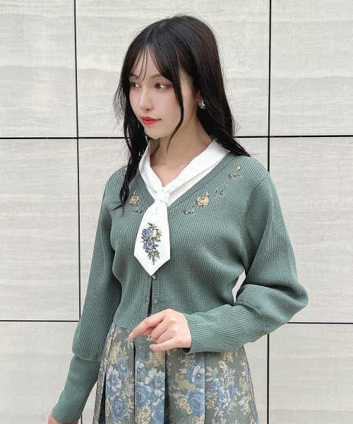 an another angelus(アンアナザーアンジェラス)の「ローズ刺繍リブニットカーディガン(Tシャツ/カットソー・レディース・オフホワイト/ブルー/グリーン・フリー)」の16枚目の写真