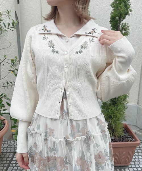 an another angelus(アンアナザーアンジェラス)の「ローズ刺繍リブニットカーディガン(Tシャツ/カットソー・レディース・オフホワイト/ブルー/グリーン・フリー)」の7枚目の写真