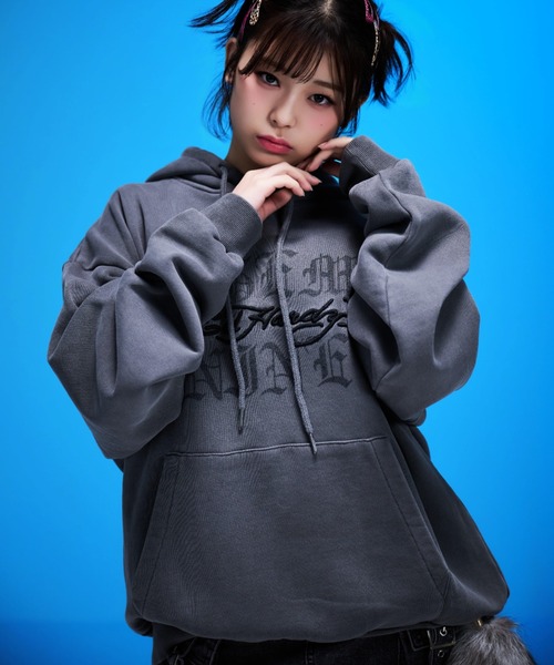 A'GEM9(エージェムナイン)の「A'GEM/9 × .kom 『A'GEM/9/エージェムナイン』 Ed Hardy ピグメントプルパーカー(パーカー・メンズ・グレー・FREE)」の2枚目の写真