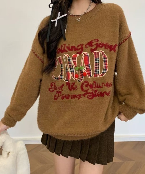 Sibra（シブラ）の「レトロロゴ×チェリーブローチ付き ふわふわニットトップス（ニット/セーター・レディース・ブラック/アイボリー/ブラウン/グレー・M）」の10枚目の写真