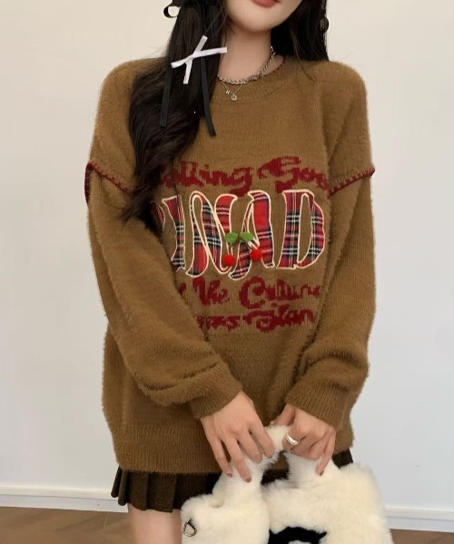 Sibra（シブラ）の「レトロロゴ×チェリーブローチ付き ふわふわニット