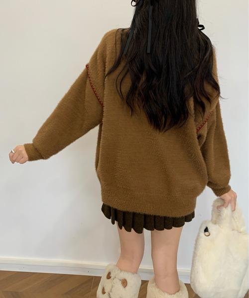 Sibra（シブラ）の「レトロロゴ×チェリーブローチ付き ふわふわニットトップス（ニット/セーター・レディース・ブラック/アイボリー/ブラウン/グレー・M）」の11枚目の写真