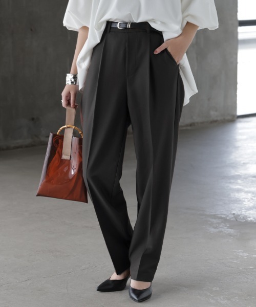 HUG.U（ハグユー）の「＜選べる形＆丈＞ すらっと綺麗パンツ テーパードorストレート（スラックス・レディース・ブラウン/レッド/ベージュ系その他/レッド系その他/ベージュ/ダークグレー/ネイビー/イエロー/ブルー系その他/グリーン系その他/ブラック系その他/ブラック/ライトブルー/カーキ/ブラウン系その他/グレー系その他/ブルー系その他2/イエロー系その他・L(レギュラー丈)/M(レギュラー丈)/XL(レギュラー丈)/L(ショート丈)/M(ショート丈)/XL(ショート丈)/L(トール丈)/M(トール丈)/XL(トール丈)）」の3枚目の写真