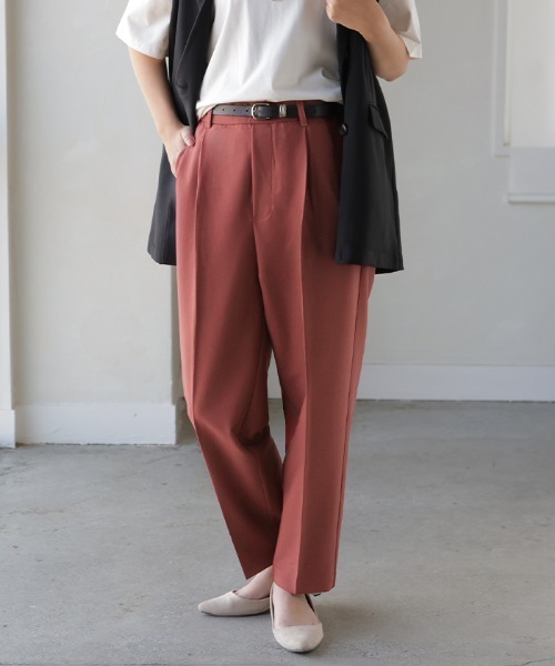 HUG.U（ハグユー）の「＜選べる形＆丈＞ すらっと綺麗パンツ テーパードorストレート（スラックス・レディース・ブラウン/レッド/ベージュ系その他/レッド系その他/ベージュ/ダークグレー/ネイビー/イエロー/ブルー系その他/グリーン系その他/ブラック系その他/ブラック/ライトブルー/カーキ/ブラウン系その他/グレー系その他/ブルー系その他2/イエロー系その他・L(レギュラー丈)/M(レギュラー丈)/XL(レギュラー丈)/L(ショート丈)/M(ショート丈)/XL(ショート丈)/L(トール丈)/M(トール丈)/XL(トール丈)）」の18枚目の写真