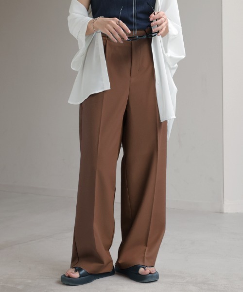 HUG.U（ハグユー）の「＜選べる形＆丈＞ すらっと綺麗パンツ テーパードorストレート（スラックス・レディース・ブラウン/レッド/ベージュ系その他/レッド系その他/ベージュ/ダークグレー/ネイビー/イエロー/ブルー系その他/グリーン系その他/ブラック系その他/ブラック/ライトブルー/カーキ/ブラウン系その他/グレー系その他/ブルー系その他2/イエロー系その他・L(レギュラー丈)/M(レギュラー丈)/XL(レギュラー丈)/L(ショート丈)/M(ショート丈)/XL(ショート丈)/L(トール丈)/M(トール丈)/XL(トール丈)）」の6枚目の写真