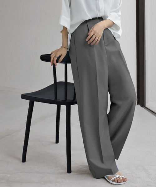 HUG.U（ハグユー）の「＜選べる形＆丈＞ すらっと綺麗パンツ テーパードorストレート（スラックス・レディース・ブラウン/レッド/ベージュ系その他/レッド系その他/ベージュ/ダークグレー/ネイビー/イエロー/ブルー系その他/グリーン系その他/ブラック系その他/ブラック/ライトブルー/カーキ/ブラウン系その他/グレー系その他/ブルー系その他2/イエロー系その他・L(レギュラー丈)/M(レギュラー丈)/XL(レギュラー丈)/L(ショート丈)/M(ショート丈)/XL(ショート丈)/L(トール丈)/M(トール丈)/XL(トール丈)）」の4枚目の写真