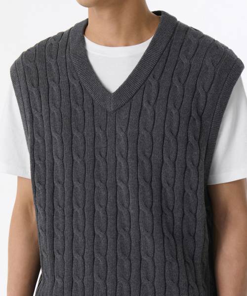 MUSINSA STANDARD（ムシンサスタンダード）の「コットンケーブルVネックニットベスト[グレー]（ベスト・メンズ・その他・SMALL/MEDIUM/LARGE/X-LARGE/XX-LARGE）」の4枚目の写真