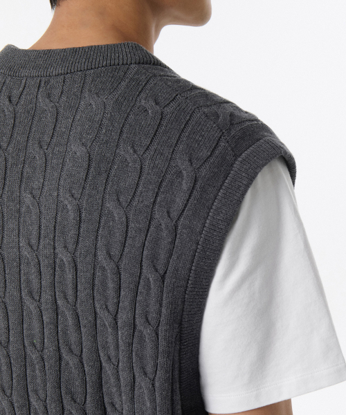 MUSINSA STANDARD（ムシンサスタンダード）の「コットンケーブルVネックニットベスト[グレー]（ベスト・メンズ・その他・SMALL/MEDIUM/LARGE/X-LARGE/XX-LARGE）」の5枚目の写真
