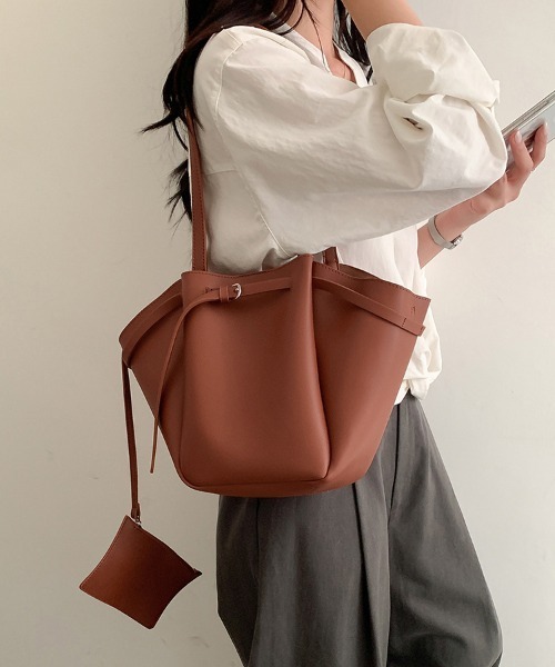 ONEP STAR(ワンピスター)の「ミニポーチ付き巾着風バッグ(ショルダーバッグ・レディース・ブラウン/ベージュ/ブラック・FREE)」の3枚目の写真