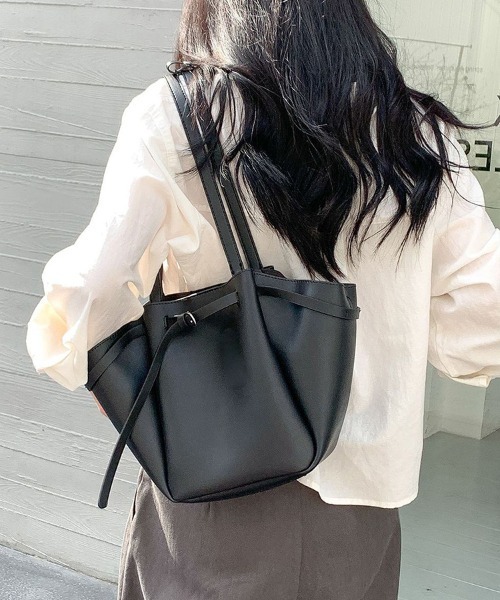 ONEP STAR(ワンピスター)の「ミニポーチ付き巾着風バッグ(ショルダーバッグ・レディース・ブラウン/ベージュ/ブラック・FREE)」の4枚目の写真