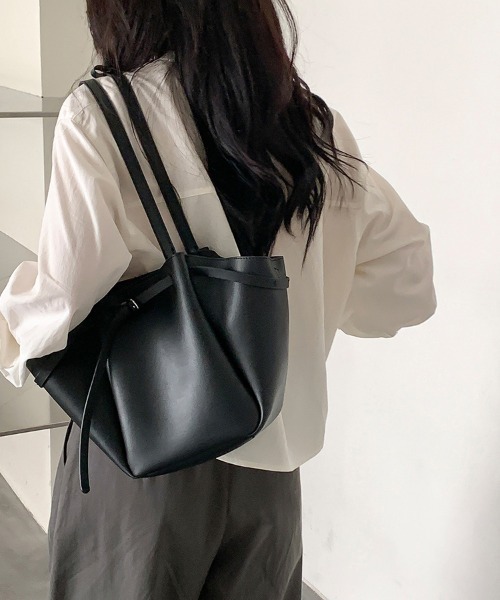 ONEP STAR(ワンピスター)の「ミニポーチ付き巾着風バッグ(ショルダーバッグ・レディース・ブラウン/ベージュ/ブラック・FREE)」の5枚目の写真
