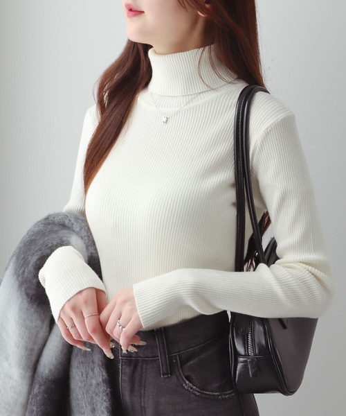 WEGO(ウィゴー)の「WEGO/リブタートルニット(ニット/セーター・レディース・ホワイト/レッド/ブラック・MEDIUM/SMALL)」の1枚目の写真