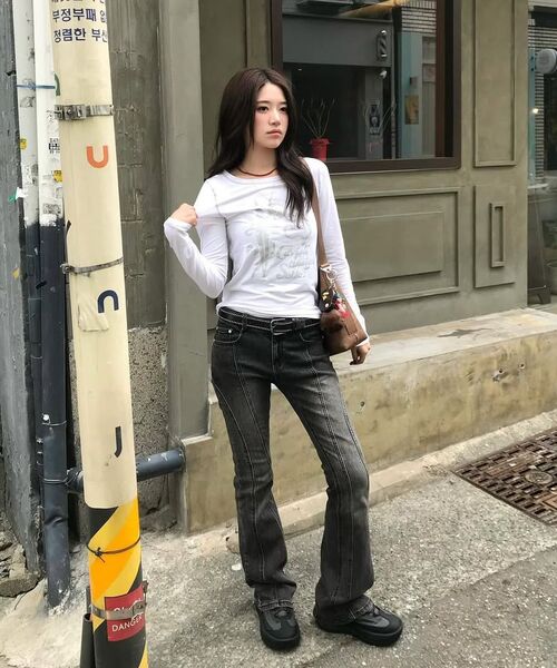 DECET WOMEN（デケット ウーマン）の「Curved Slim Low Rise Flared Jeans DCWPT011BLACK（デニムパンツ・レディース・その他・X-SMALL/SMALL/MEDIUM/LARGE）」の6枚目の写真