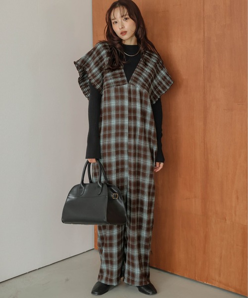 SUGAR BISKET(シュガービスケット)の「チェック柄 シャーリングサロペット(サロペット/オーバーオール・レディース・ブラウン/レッド/ネイビー・フリー)」の2枚目の写真