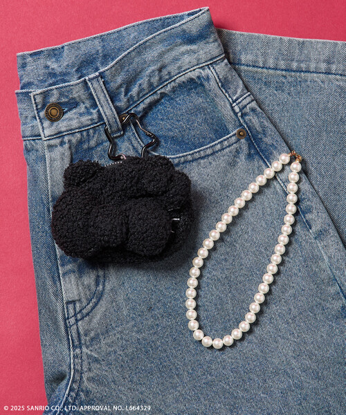 FREAK'S STORE（フリークスストア）の「SANRIO/サンリオ ”HELLOKITTY” もこもこ チャームポーチ/ハローキティ キーチャーム ポーチ/ミニポーチ/カードケース/小銭入れ（ポーチ・レディース・オフホワイト/ブラック・ONE SIZE）」の2枚目の写真