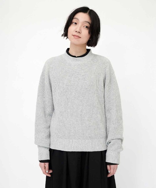 THREE FIFTY STANDARD(スリーフィフティースタンダード)の「THREE FIFTY STANDARD 日本製のリサイクル素材をつかったベーシックなニットセーター(ニット/セーター・レディース・ライトグレー/ブラック・3L/LL/L/M)」の1枚目の写真