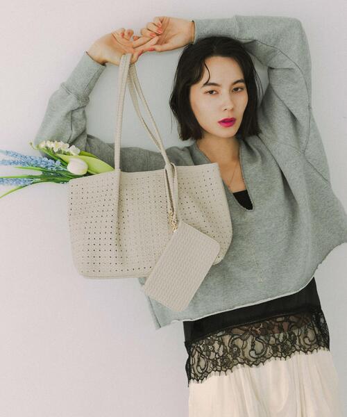 RODE SKO（ロデスコ）の「ポーチ付パンチングミドルトートバッグ（トートバッグ・レディース・アイボリー/ブラウン・ONE）」の3枚目の写真