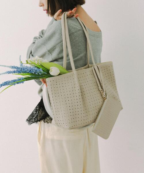 RODE SKO（ロデスコ）の「ポーチ付パンチングミドルトートバッグ（トートバッグ・レディース・アイボリー/ブラウン・ONE）」の4枚目の写真