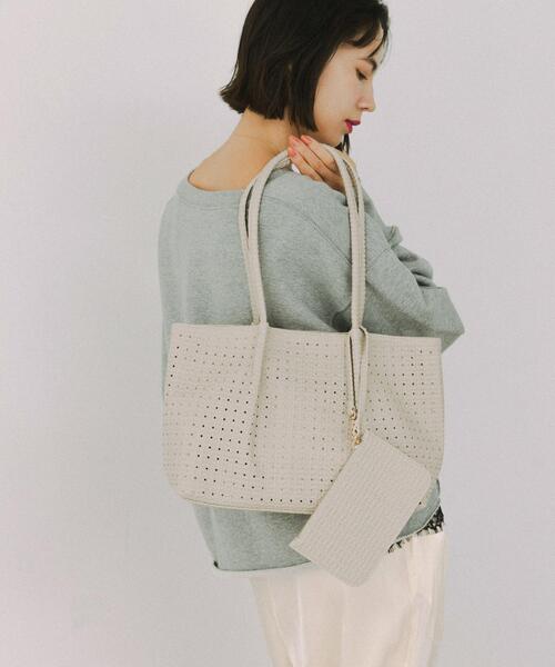 RODE SKO（ロデスコ）の「ポーチ付パンチングミドルトートバッグ（トートバッグ・レディース・アイボリー/ブラウン・ONE）」の6枚目の写真