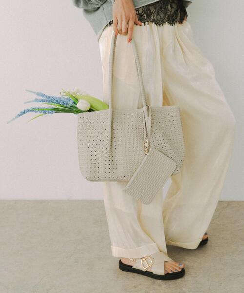 RODE SKO（ロデスコ）の「ポーチ付パンチングミドルトートバッグ（トートバッグ・レディース・アイボリー/ブラウン・ONE）」の7枚目の写真