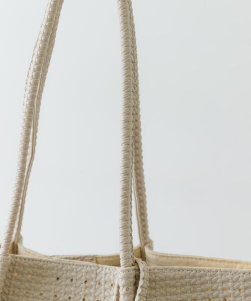 RODE SKO（ロデスコ）の「ポーチ付パンチングミドルトートバッグ（トートバッグ・レディース・アイボリー/ブラウン・ONE）」の12枚目の写真