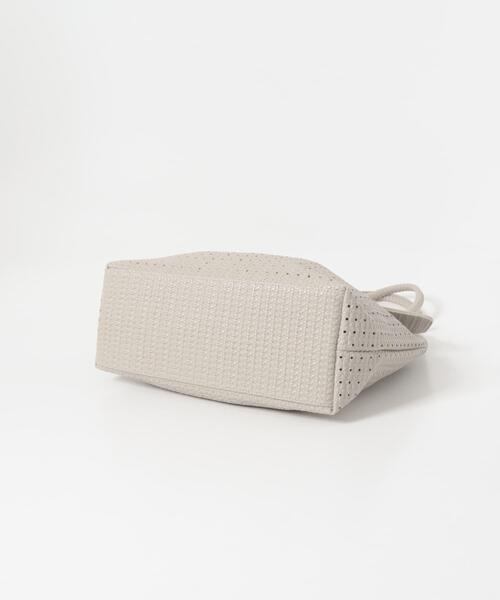 RODE SKO（ロデスコ）の「ポーチ付パンチングミドルトートバッグ（トートバッグ・レディース・アイボリー/ブラウン・ONE）」の17枚目の写真