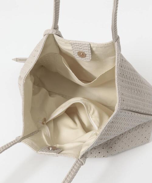 RODE SKO（ロデスコ）の「ポーチ付パンチングミドルトートバッグ（トートバッグ・レディース・アイボリー/ブラウン・ONE）」の18枚目の写真