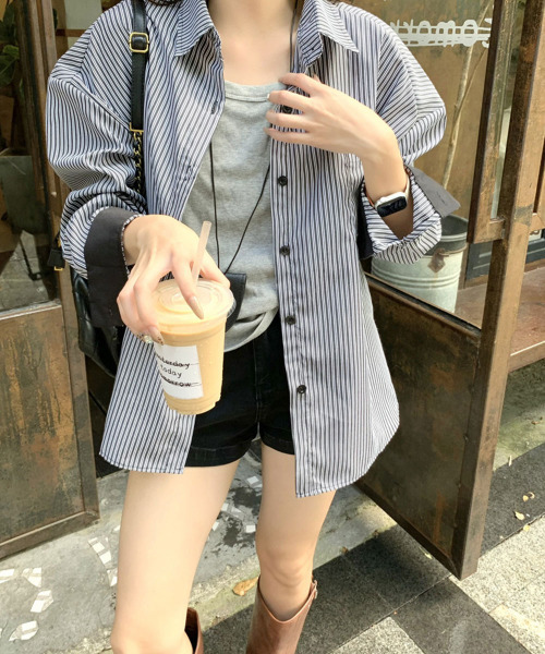 VIVID LADY(ビビッドレディー)の「袖口配色 ストライプ柄 カラーシャツ(シャツ/ブラウス・レディース・ブラック・FREE)」の2枚目の写真
