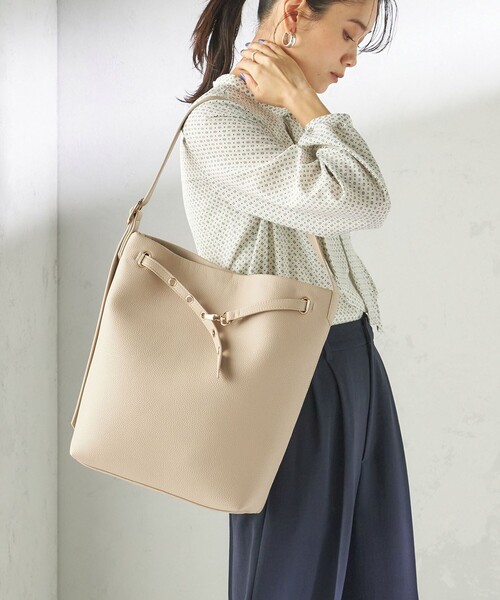 SHIPS（シップス）の「【WEB限定】ハトメ ベルト ワンショルダー バッグ M（トートバッグ・レディース・ナチュラル/ブラック/ブラウン・ONE SIZE）」の4枚目の写真