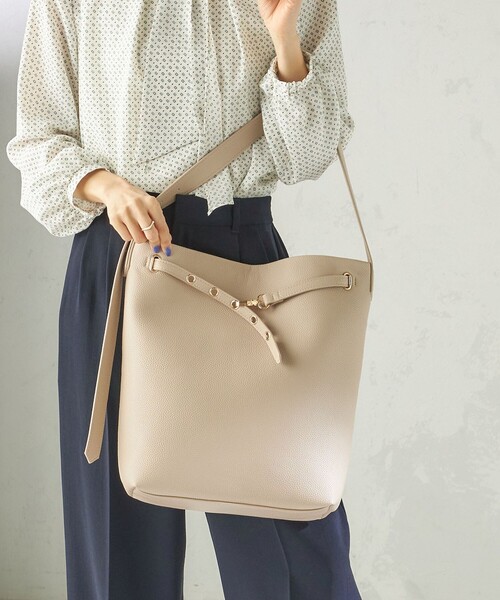 SHIPS（シップス）の「【WEB限定】ハトメ ベルト ワンショルダー バッグ M（トートバッグ・レディース・ナチュラル/ブラック/ブラウン・ONE SIZE）」の5枚目の写真