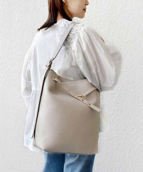 SHIPS（シップス）の「【WEB限定】ハトメ ベルト ワンショルダー バッグ M（トートバッグ・レディース・ナチュラル/ブラック/ブラウン・ONE SIZE）」の10枚目の写真