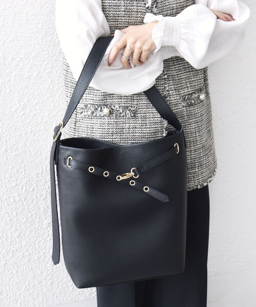 SHIPS（シップス）の「【WEB限定】ハトメ ベルト ワンショルダー バッグ M（トートバッグ・レディース・ナチュラル/ブラック/ブラウン・ONE SIZE）」の19枚目の写真