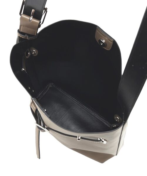 YECCA VECCA（イェッカヴェッカ）の「ベルトデザインワンハンドルショルダーバッグ（ショルダーバッグ・レディース・ブラック/ダークブラウン・FREE）」の16枚目の写真