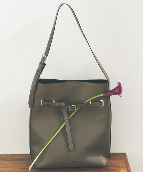 YECCA VECCA（イェッカヴェッカ）の「ベルトデザインワンハンドルショルダーバッグ（ショルダーバッグ・レディース・ブラック/ダークブラウン・FREE）」の2枚目の写真