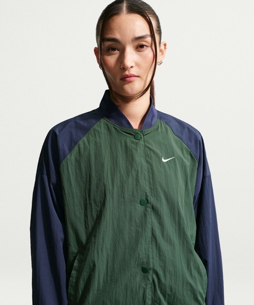 NIKE(ナイキ)の「ナイキ NIKE ナイキ ウィメンズ NSW ハイブリッド ヴァーシティ ジャケット(ブルゾン・レディース・ブラック/ダークグリーン・M/L)」の1枚目の写真