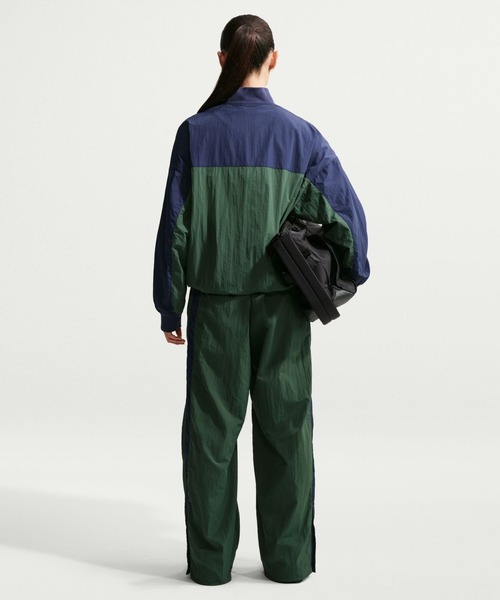 NIKE(ナイキ)の「ナイキ NIKE ナイキ ウィメンズ NSW ハイブリッド ヴァーシティ ジャケット(ブルゾン・レディース・ブラック/ダークグリーン・M/L)」の11枚目の写真