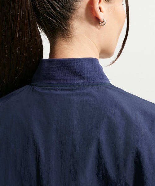 NIKE(ナイキ)の「ナイキ NIKE ナイキ ウィメンズ NSW ハイブリッド ヴァーシティ ジャケット(ブルゾン・レディース・ブラック/ダークグリーン・M/L)」の9枚目の写真