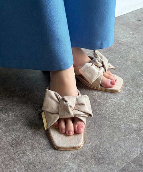 Chez toi(シェトワ)の「リボンミュールサンダル(サンダル・レディース・ゴールド/ブラック・MEDIUM/LARGE)」の1枚目の写真