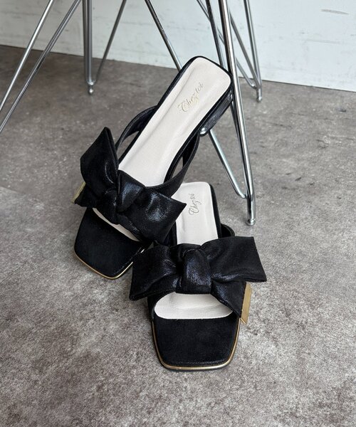 Chez toi(シェトワ)の「リボンミュールサンダル(サンダル・レディース・ゴールド/ブラック・MEDIUM/LARGE)」の2枚目の写真