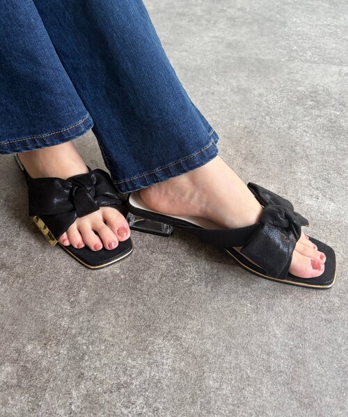 Chez toi(シェトワ)の「リボンミュールサンダル(サンダル・レディース・ゴールド/ブラック・MEDIUM/LARGE)」の3枚目の写真