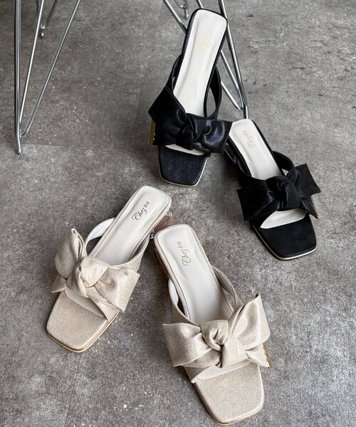 Chez toi(シェトワ)の「リボンミュールサンダル(サンダル・レディース・ゴールド/ブラック・MEDIUM/LARGE)」の4枚目の写真