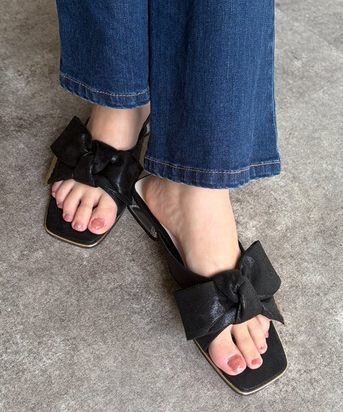 Chez toi(シェトワ)の「リボンミュールサンダル(サンダル・レディース・ゴールド/ブラック・MEDIUM/LARGE)」の5枚目の写真