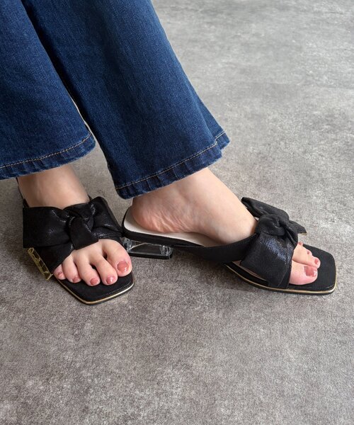 Chez toi(シェトワ)の「リボンミュールサンダル(サンダル・レディース・ゴールド/ブラック・MEDIUM/LARGE)」の6枚目の写真