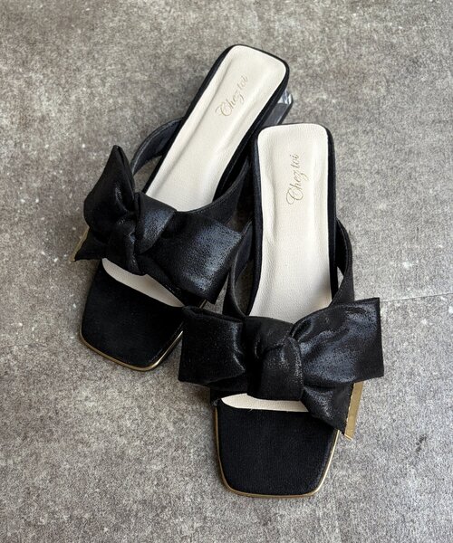 Chez toi(シェトワ)の「リボンミュールサンダル(サンダル・レディース・ゴールド/ブラック・MEDIUM/LARGE)」の8枚目の写真