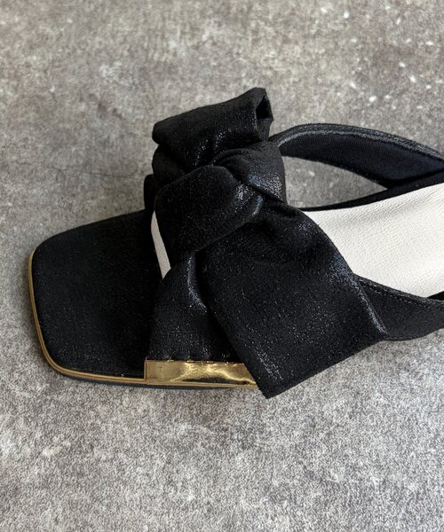 Chez toi(シェトワ)の「リボンミュールサンダル(サンダル・レディース・ゴールド/ブラック・MEDIUM/LARGE)」の9枚目の写真