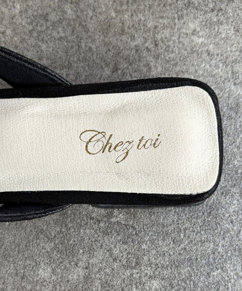 Chez toi(シェトワ)の「リボンミュールサンダル(サンダル・レディース・ゴールド/ブラック・MEDIUM/LARGE)」の10枚目の写真