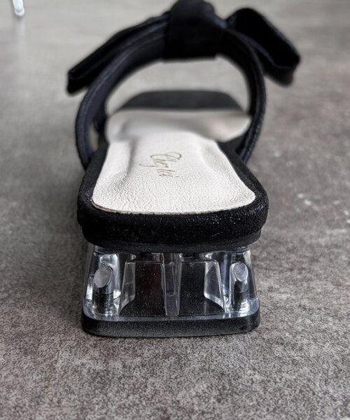 Chez toi(シェトワ)の「リボンミュールサンダル(サンダル・レディース・ゴールド/ブラック・MEDIUM/LARGE)」の12枚目の写真