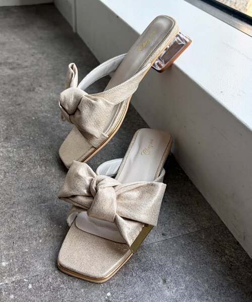 Chez toi(シェトワ)の「リボンミュールサンダル(サンダル・レディース・ゴールド/ブラック・MEDIUM/LARGE)」の14枚目の写真