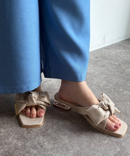 Chez toi(シェトワ)の「リボンミュールサンダル(サンダル・レディース・ゴールド/ブラック・MEDIUM/LARGE)」の15枚目の写真